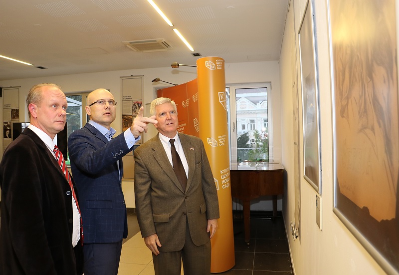 Прича о којој Србија мало зна: У Новом Саду отворена изложба „Ко је Малвина Хофман“